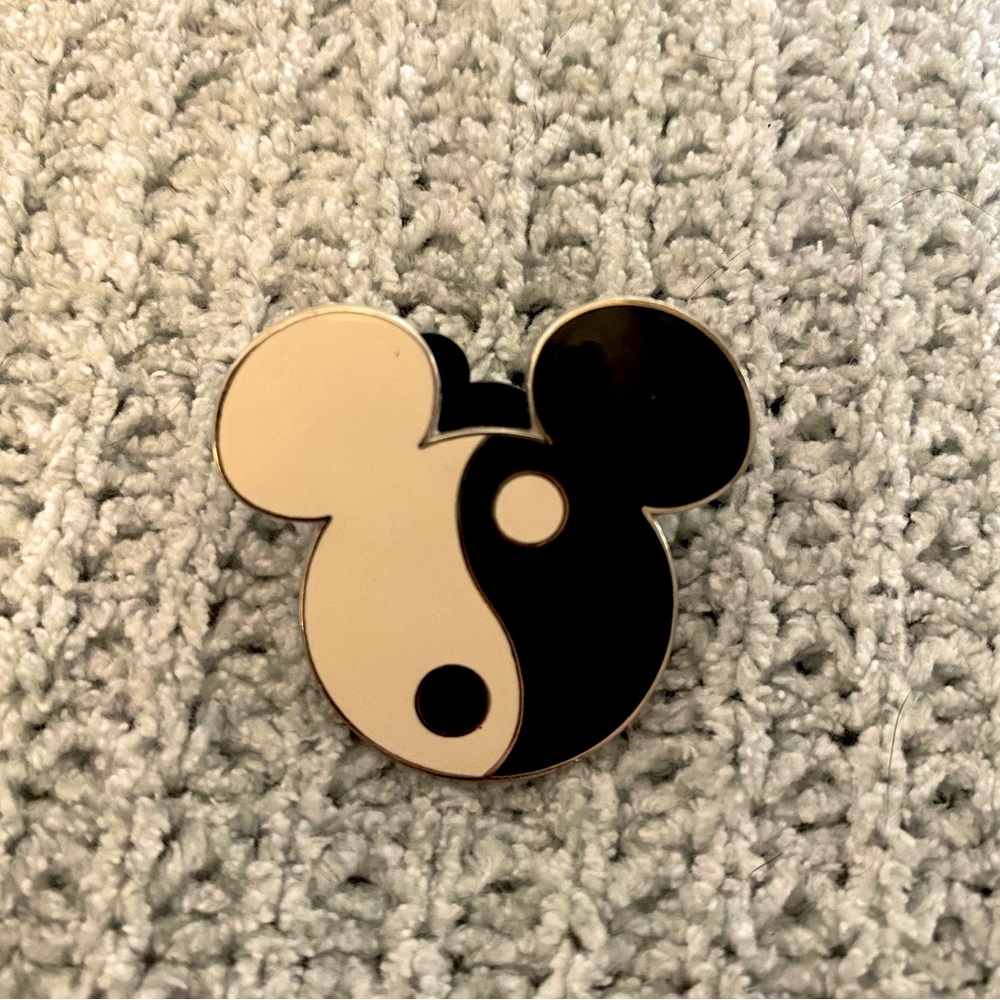🔴SOLD🔴 | Yin & Yang Mickey Trading Pin 2005 - Picture 1 of 2